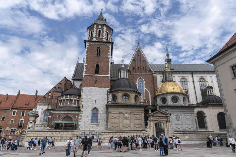 Polonia - Cracovia 083 - colina de Wawel - catedral basílica de San Estanislao y San Wenceslao.jpg